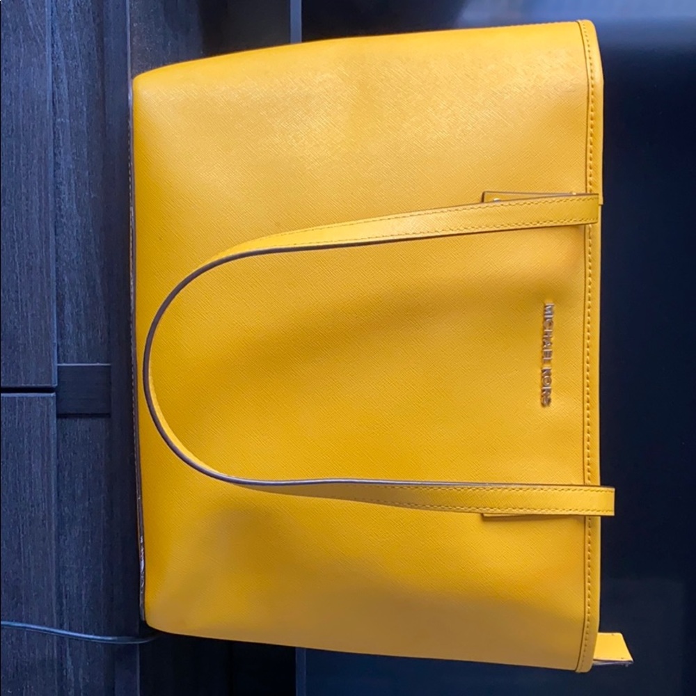 Michael kors jet set travel handbag